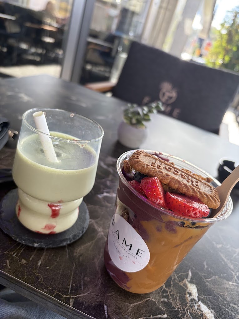 Matcha Drink und Bowl mit Erdbeeren und Lotus-Keks bei FAME