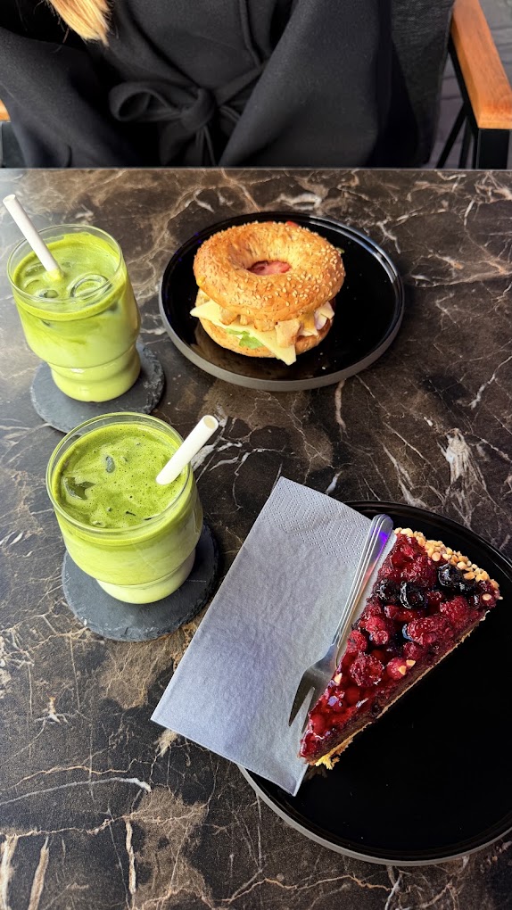Bagel und Beeren-Kuchen mit Iced Matcha