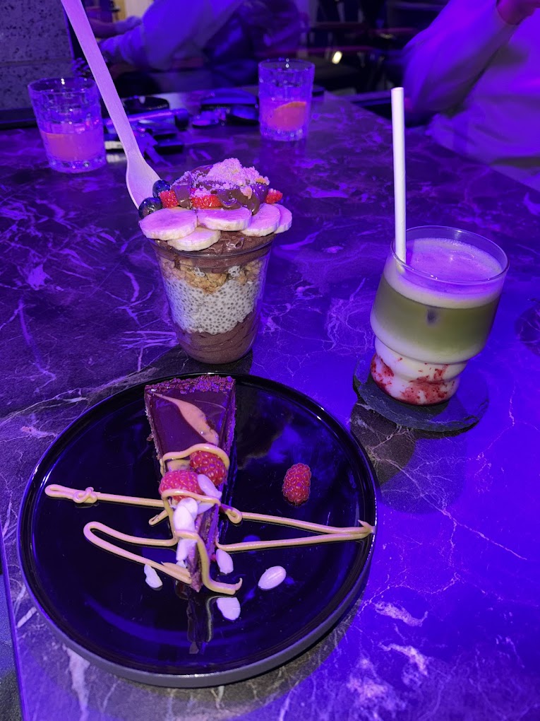 Strawberry Matcha Latte mit Chia Bowl und Tarte